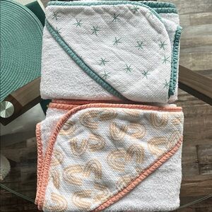 (2) Crate & Kids towels bundle🐣